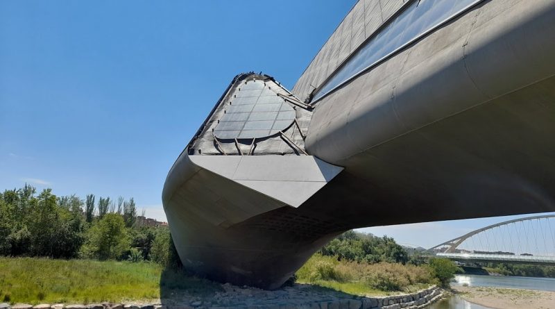 Pabellón puente cerramientos